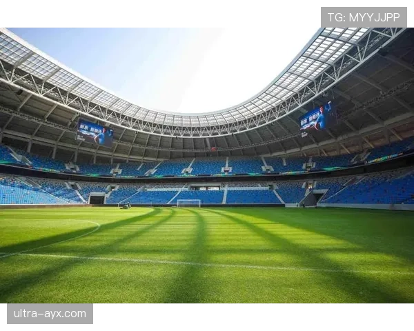 足球巨星焕新形象引发热议,状态回升引领球场时尚风潮 足球巨星焕新形象引发热议,状态回升引领球场时尚风潮